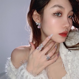 Bague ouvert stylé en pierres précieuses artificielles incrustées