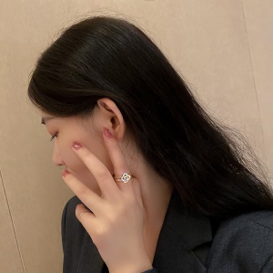 Bague incrustée de diamant  artificiels
