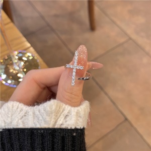 Bague à la mode diamants incrustés avec conception en croix