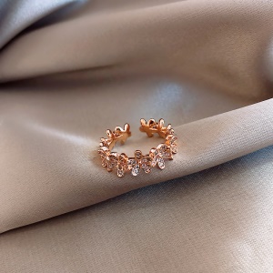 Bague incrustée de diamants artificiels
