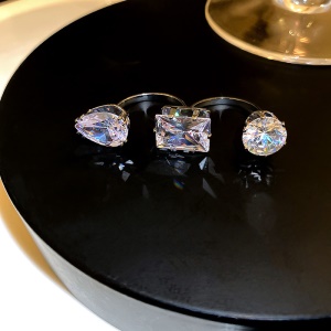 Bijoux incrustés de diamants artificiels