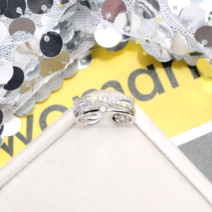 Bague incrustée de diamant  artificiels
