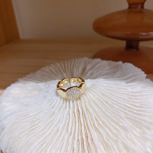 Bague incrustée de diamant artificiel
