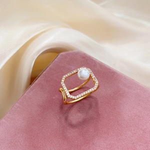 Bague avec perle en métal plaqué avec de l'or véritable