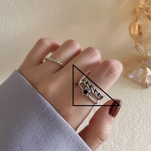 Bague design multi ornements pour main