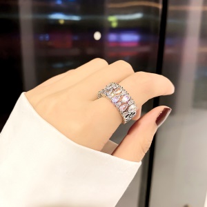 Bague incrustée de diamants artificiels