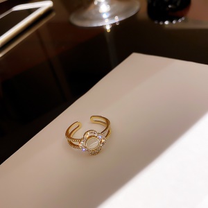 Bague incrustée de diamant  artificiels