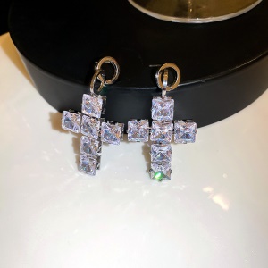 Bijoux incrustés de diamants artificiels