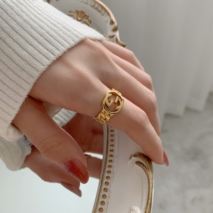 Bague simple élégante ouverte avec lettre plaqué avec de l'or véritable
