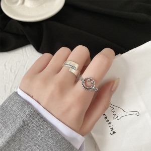 Bague incrustée de diamant  artificiels