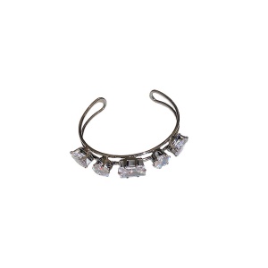 Bijoux incrustés de diamants artificiels