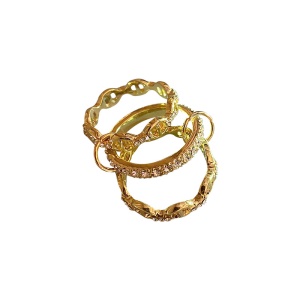 Bague incrustée de diamant  artificiels