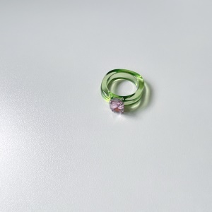Bague incrustée de diamants artificiels