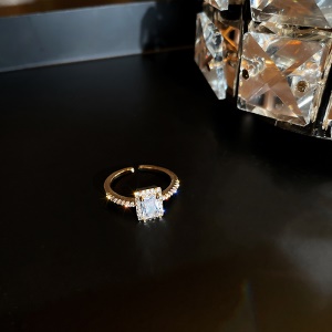 Bague incrustée de diamant  artificiels