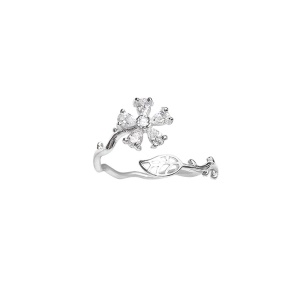 Bague argentée à motif fleuri