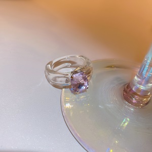 Bague incrustée de diamants artificiels