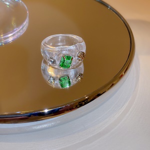 Bague incrustée de diamants artificiels