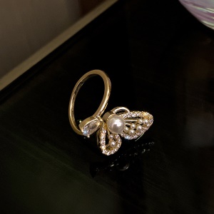 Bague en or plaqué incrustée de diamants artificiels et perles