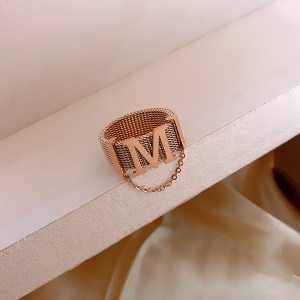 Bague en acier et  titane avec motif lettre M