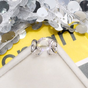 Bague incrustée de diamants artificiels