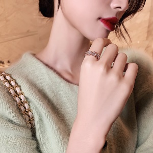 Bague incrustée de diamants artificiels