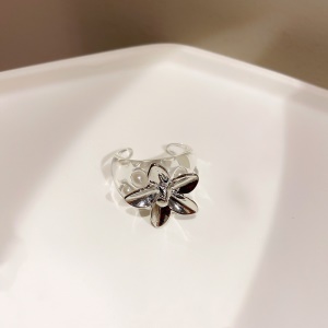 Bague avec motif fleuri