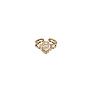 Bague incrustée de diamant  artificiels