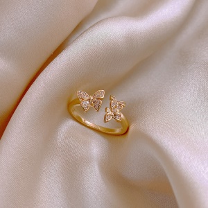 Bague à motif fleuri et  incrustée de diamants artificiels