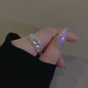 Bague stylé avec diamant incrusté