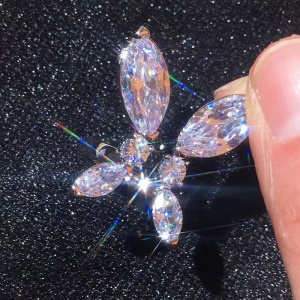 Bague à motif papillon incrustée de diamants artificiels