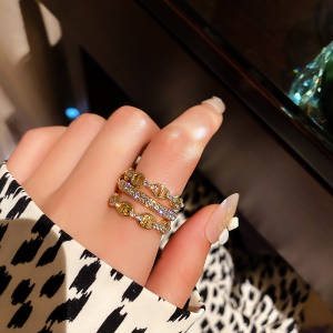 Bague incrustée de diamant  artificiels
