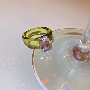 Bague incrustée de diamants artificiels