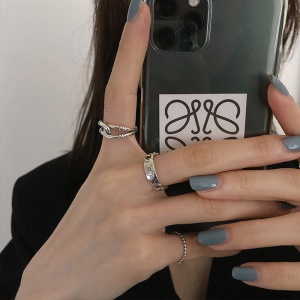 Bague avec ouverture en forme de chaîne