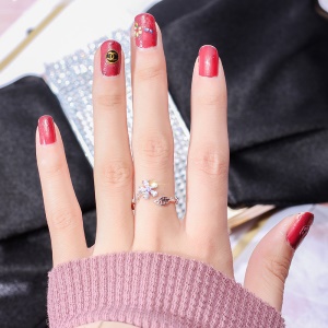 Bague argentée à motif fleuri