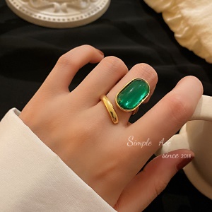 Bague ouverte avec pierre précieuse