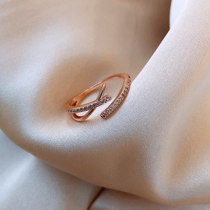 Bague  incrustée de diamants artificiels