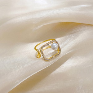 Bague avec perle en métal plaqué avec de l'or véritable