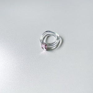 Bague incrustée de diamants artificiels