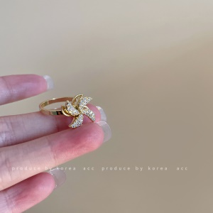 Accessoires decoratifs pour femme (bague et collier)