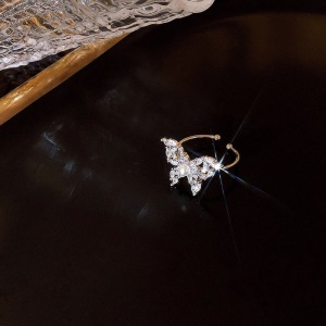 Bague avec diamant incrusté Conception de papillon