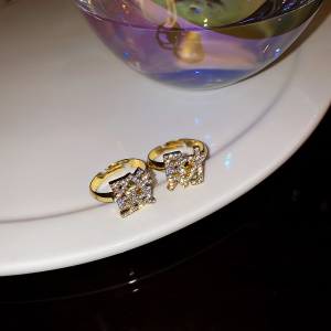Bague incrustée de diamants artificiels