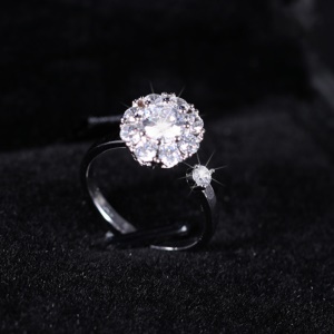 Bague incrustée de diamant artificiel