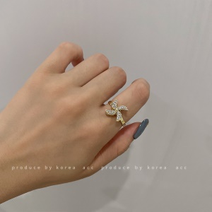 Accessoires decoratifs pour femme (bague et collier)