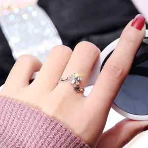Bague argentée à motif fleuri