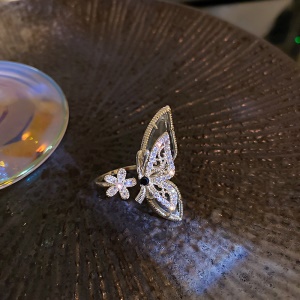 Bague incrustée de diamants artificiels