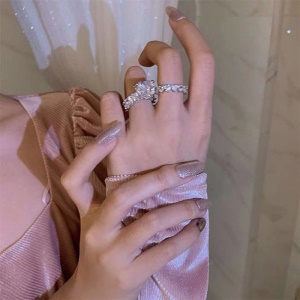 Bague diamant incrusté avec décoration en forme de coeur