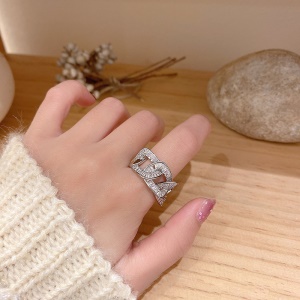 Bague  incrustée de diamants artificiels