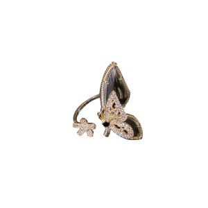 Bague incrustée de diamants artificiels