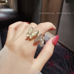 Bague incrustée de diamants artificiels