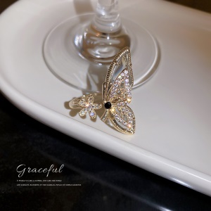 Bague incrustée de diamants artificiels